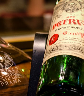 Вино как часть впечатления - Профессионально подобранные вина, раскрывающие и подчеркивающие вкус каждого блюда.